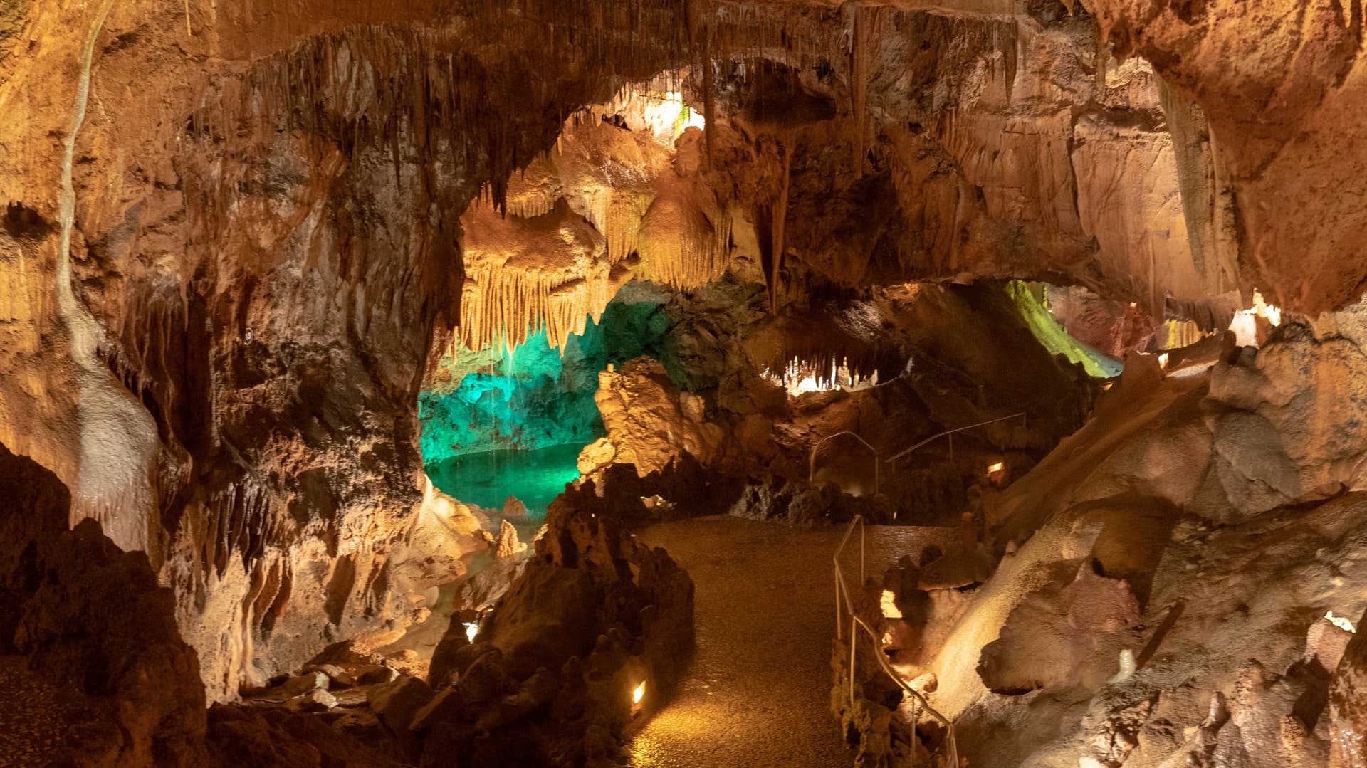 Mira de Aire Caves